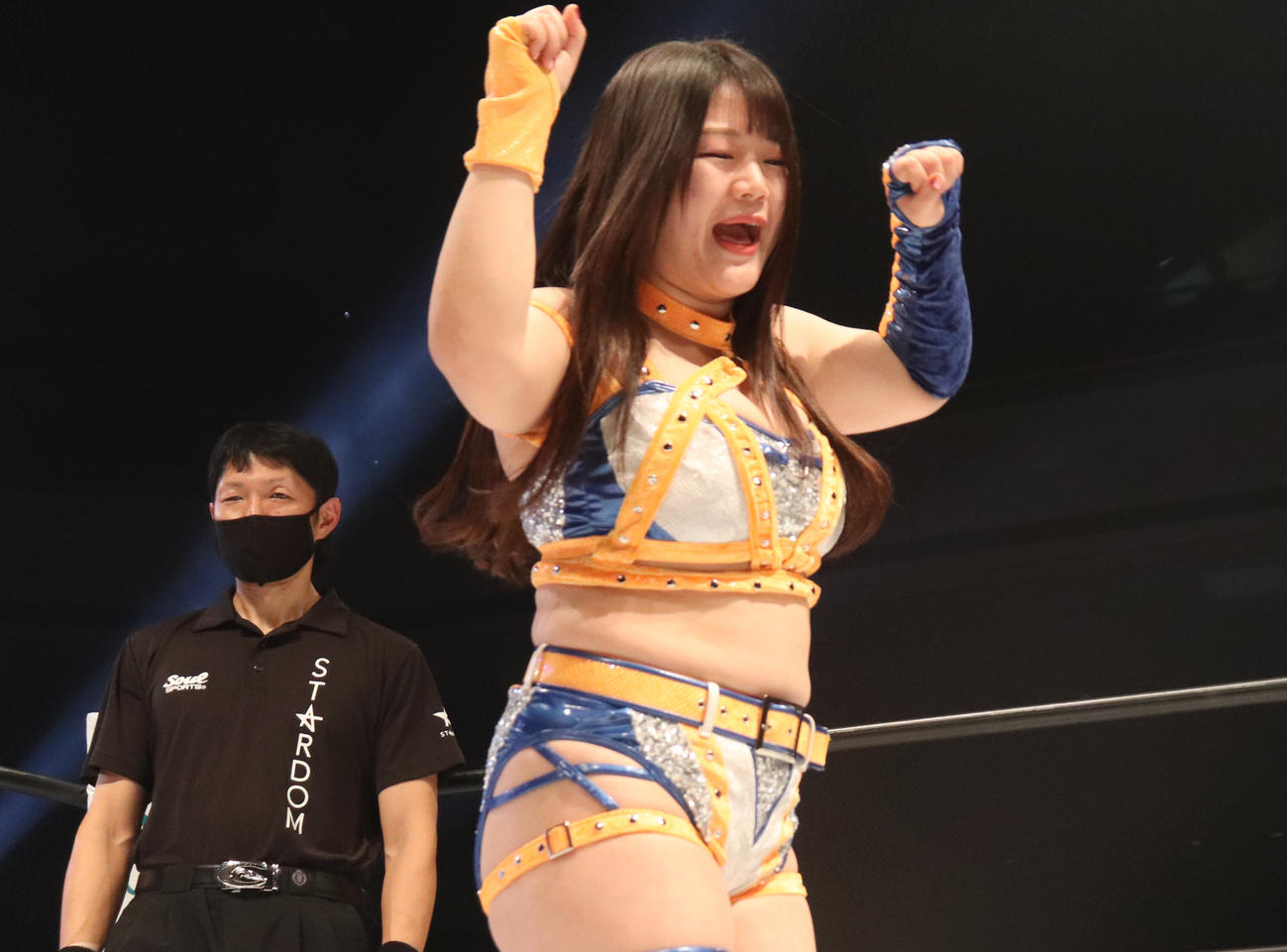 スターダム両国大会　ノリノリでクマポーズをとるコグマ（撮影・渋谷征平）
