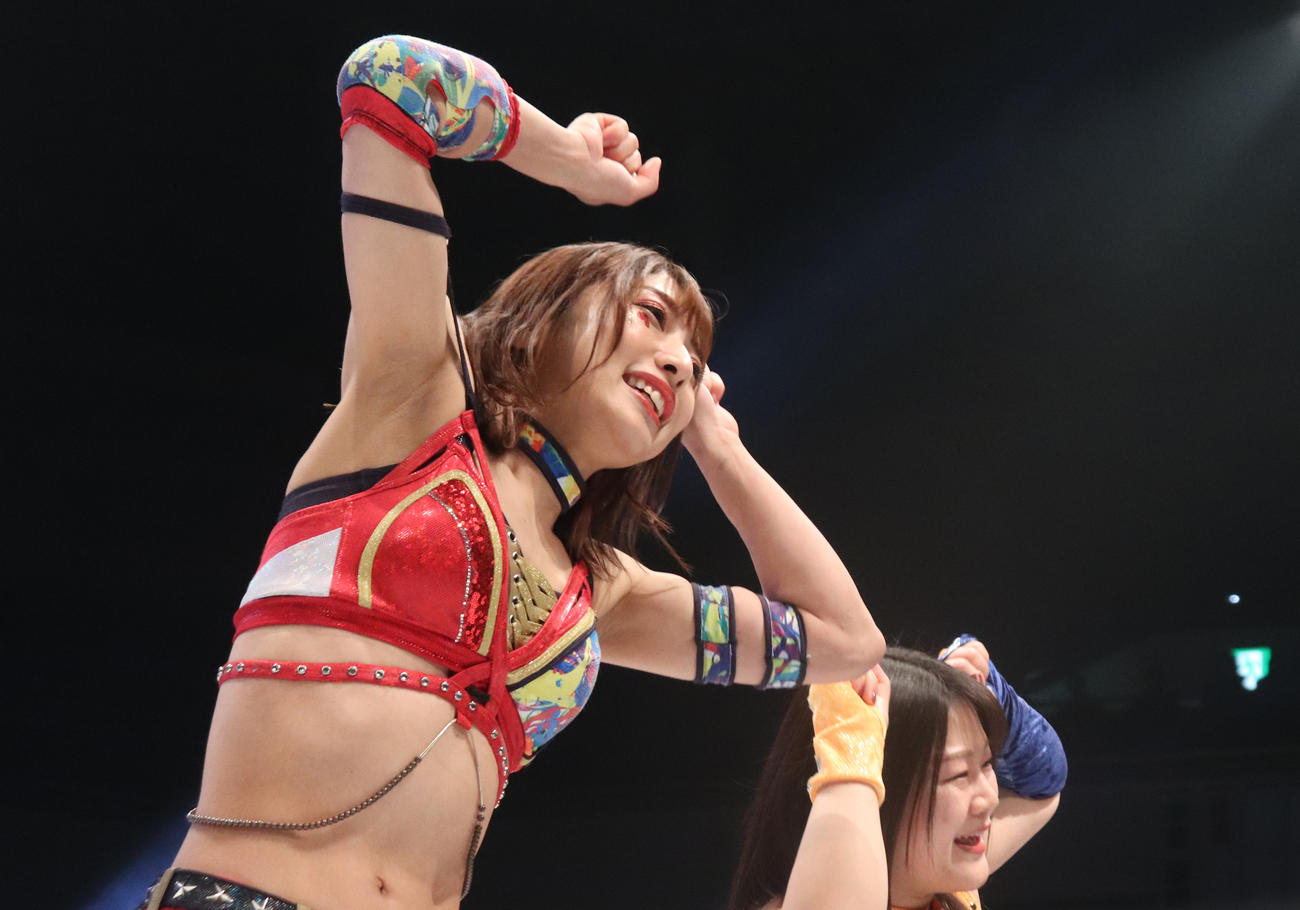 スターダム両国大会　ふたりでクマポーズの向後桃（左）とコグマ（右）（撮影・渋谷征平）