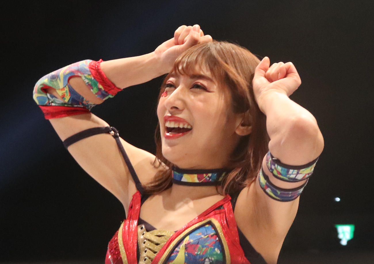 スターダム両国大会　おかわりクマポーズをしちゃう向後桃（撮影・渋谷征平）
