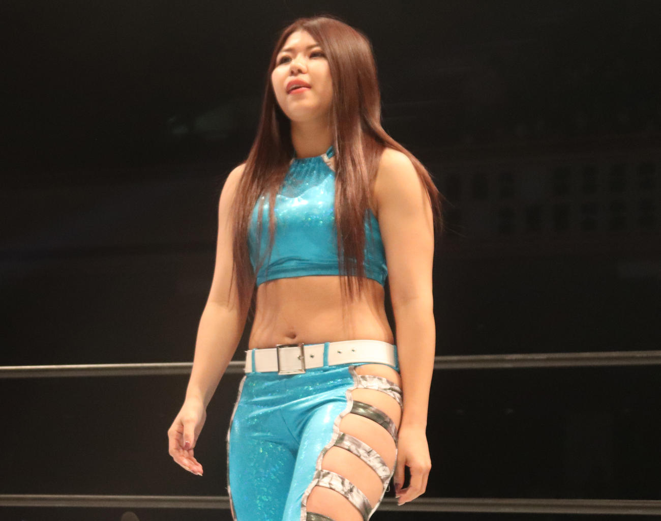 スターダム両国大会　おかわりクマポーズをする向後桃の背後から歩み寄る葉月（撮影・渋谷征平）