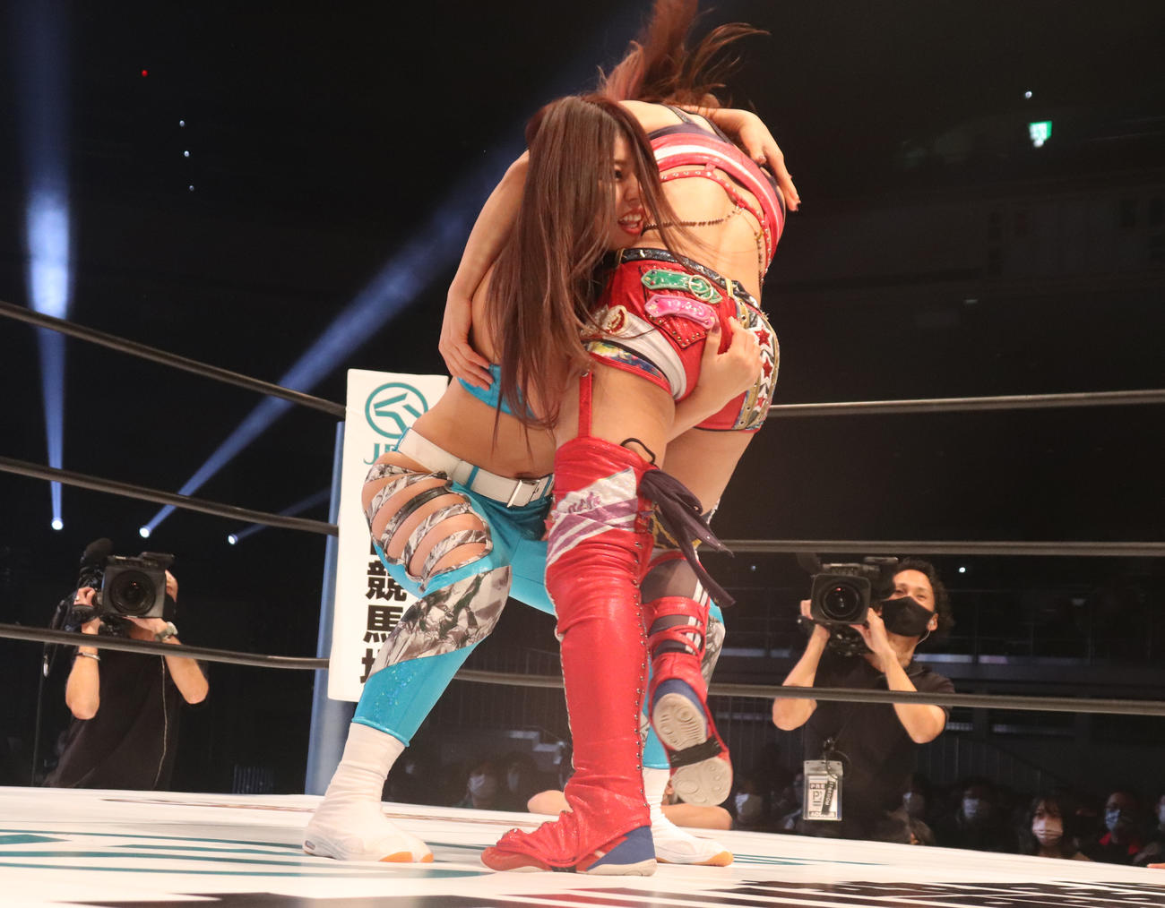 スターダム両国大会　向後桃（右）を持ち上げる葉月（左）（撮影・渋谷征平）