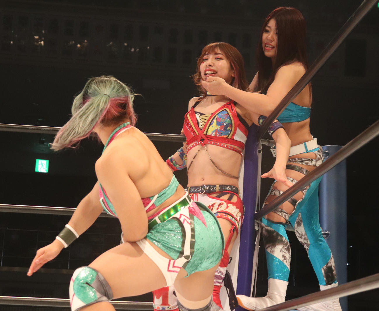 スターダム両国大会　葉月（右）に押さえつけられ、飯田沙耶（左）のチョップを食らう向後桃（中央）（撮影・渋谷征平）