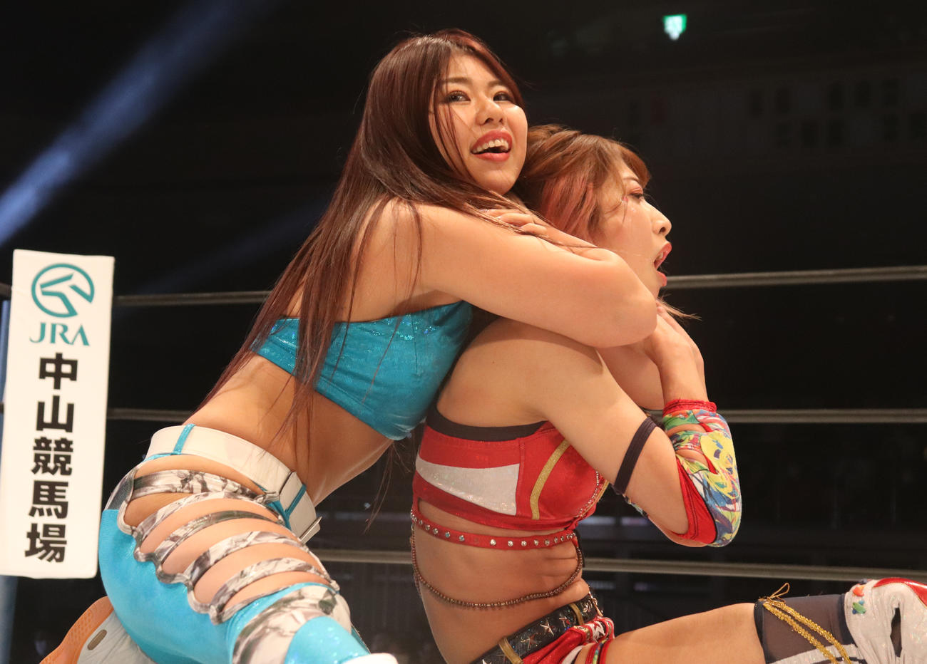 スターダム両国大会　向後桃（右）を絞め技で攻める葉月（左）（撮影・渋谷征平）