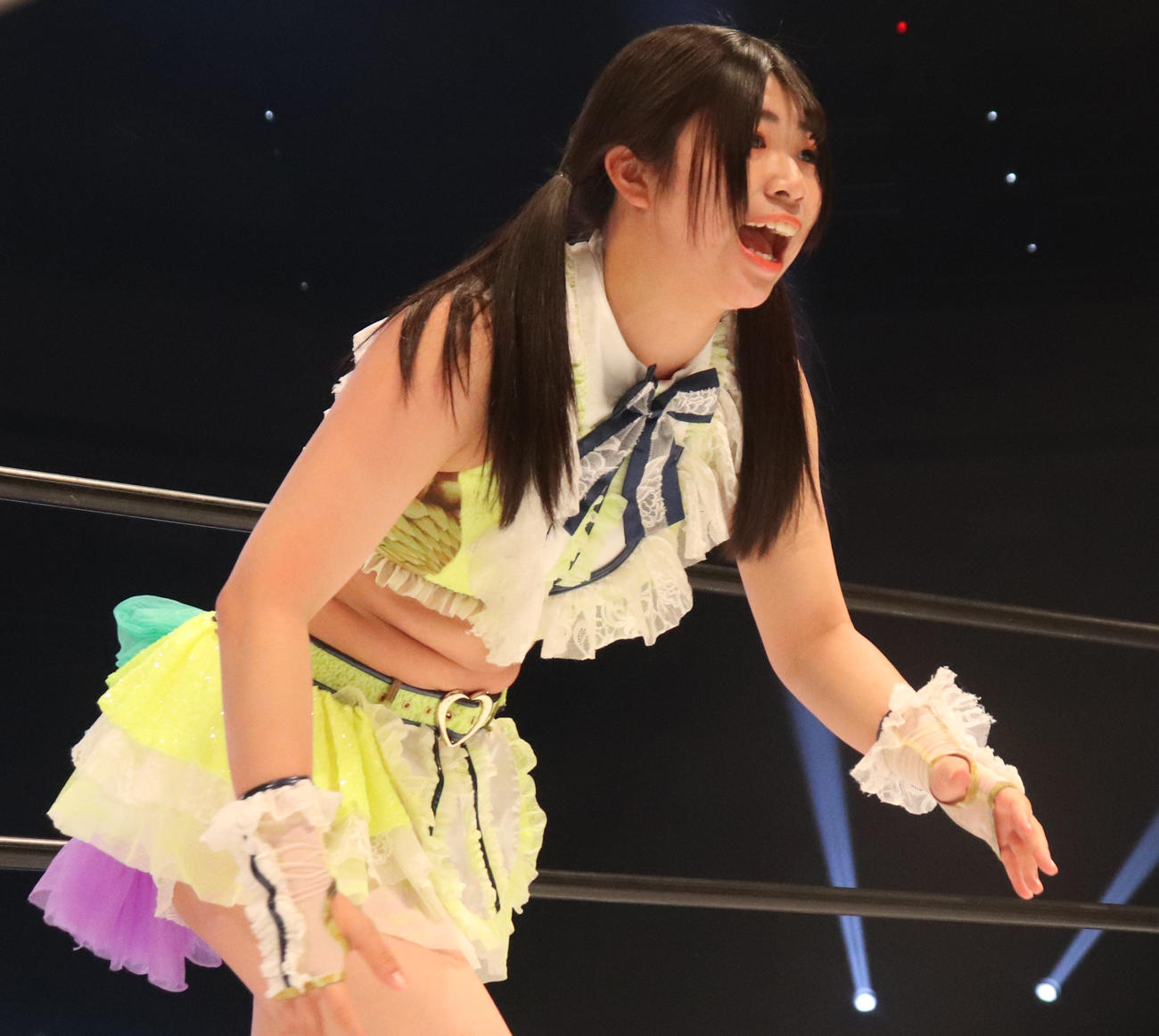 スターダム両国大会　気合十分の表情でリングインする羽南（撮影・渋谷征平）