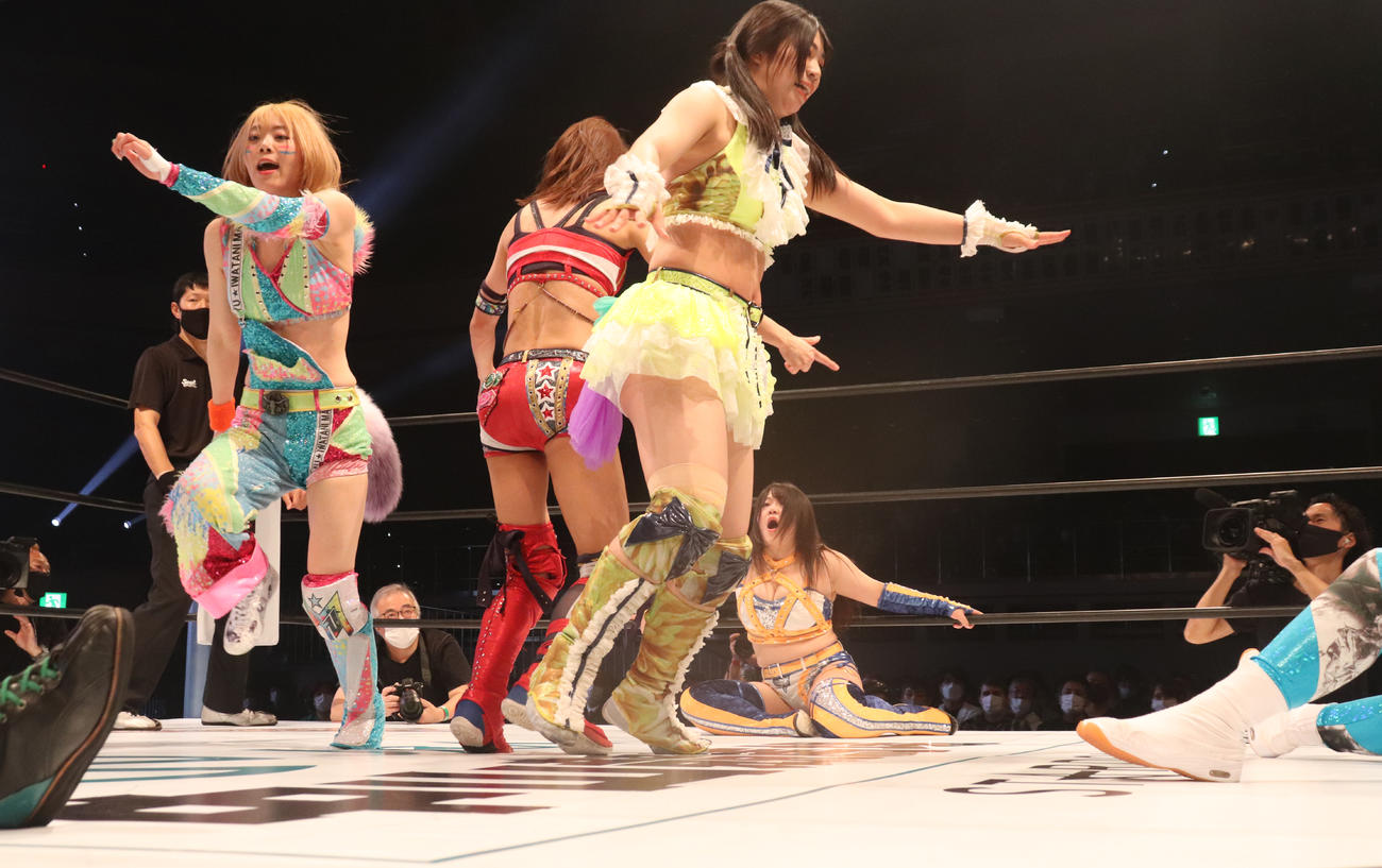 スターダム両国大会　3人で同時に攻める岩谷麻優（左から2人目）、向後桃（中央左）、羽南（中央右）（撮影・渋谷征平）