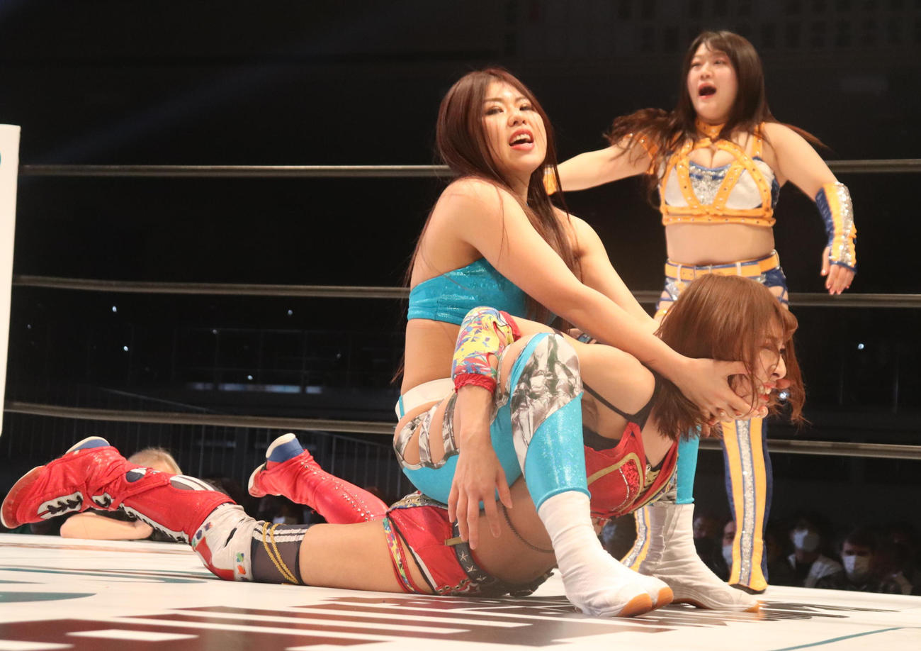 スターダム両国大会　葉月の攻撃を受ける向後桃。後方はコグマ（撮影・渋谷征平）