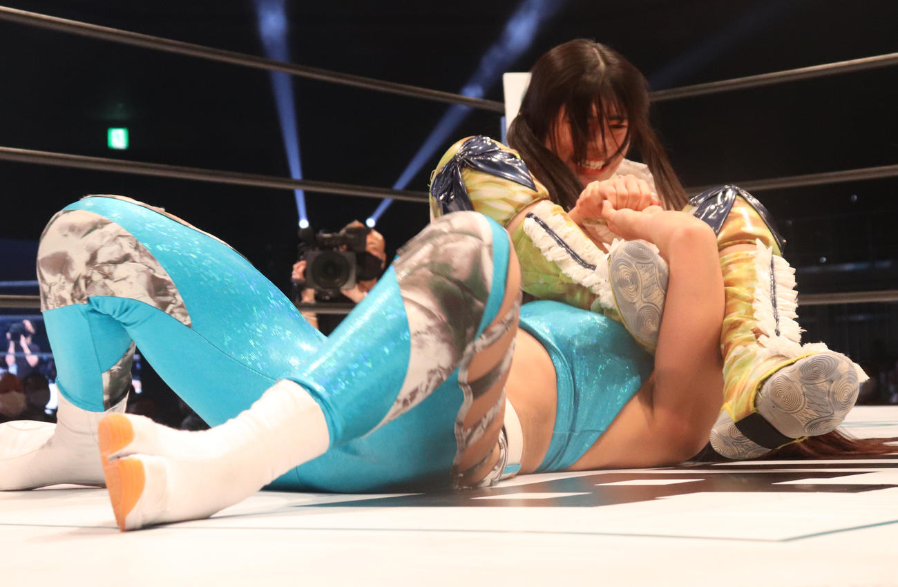 スターダム両国大会　必死の形相で葉月を攻める羽南（右）（撮影・渋谷征平）