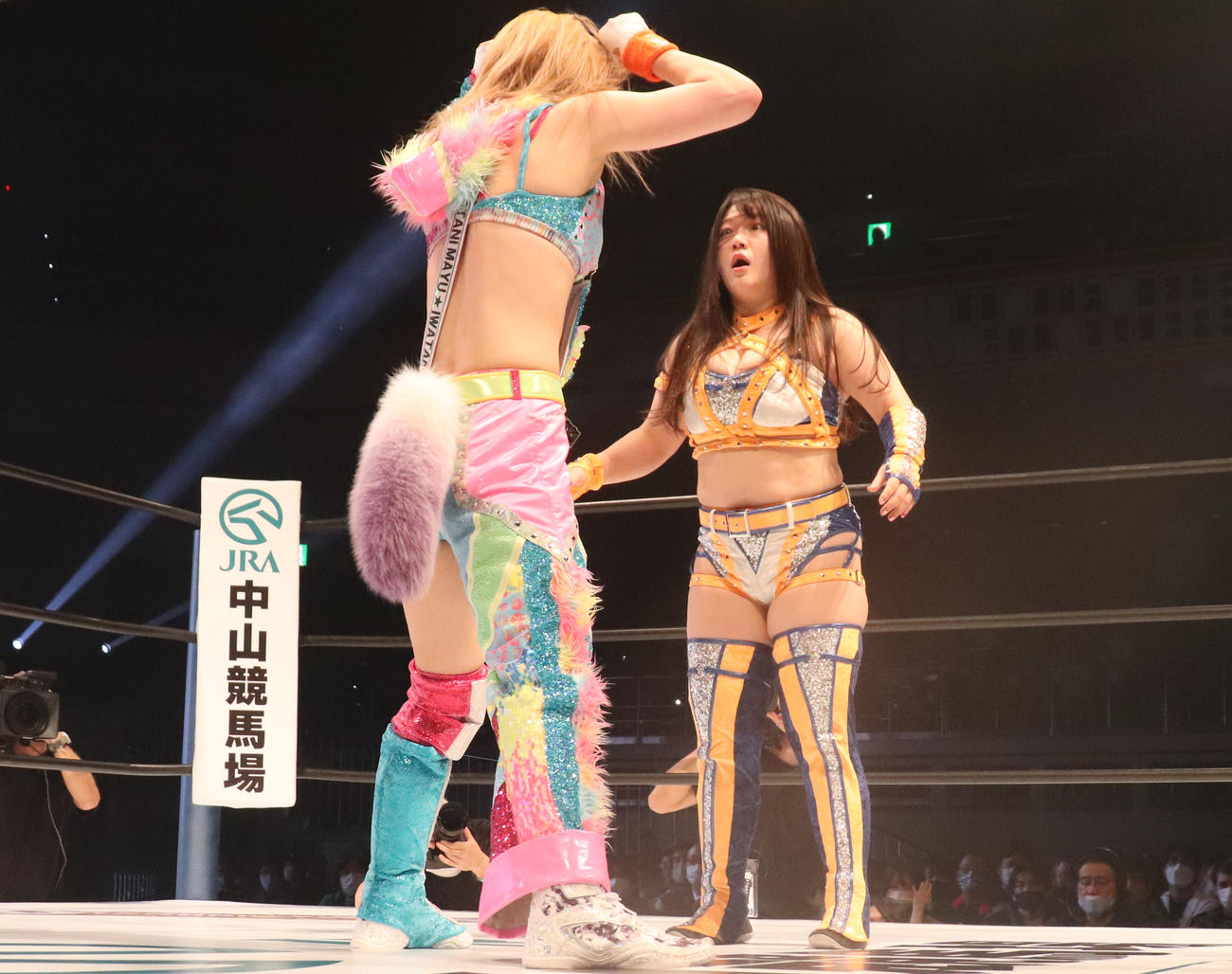 スターダム両国大会　岩谷麻優（左）はクマポーズの誘いに乗ったものの、コグマ（右）はまさかの無反応（撮影・渋谷征平）