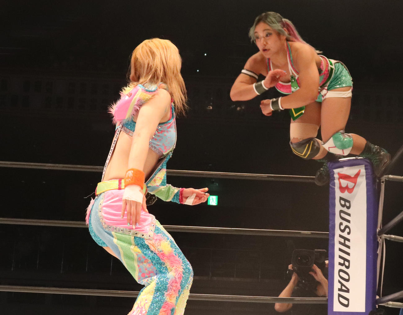 スターダム両国大会　岩谷麻優（左）に飯田ロケットを放つ飯田沙耶（右）（撮影・渋谷征平）
