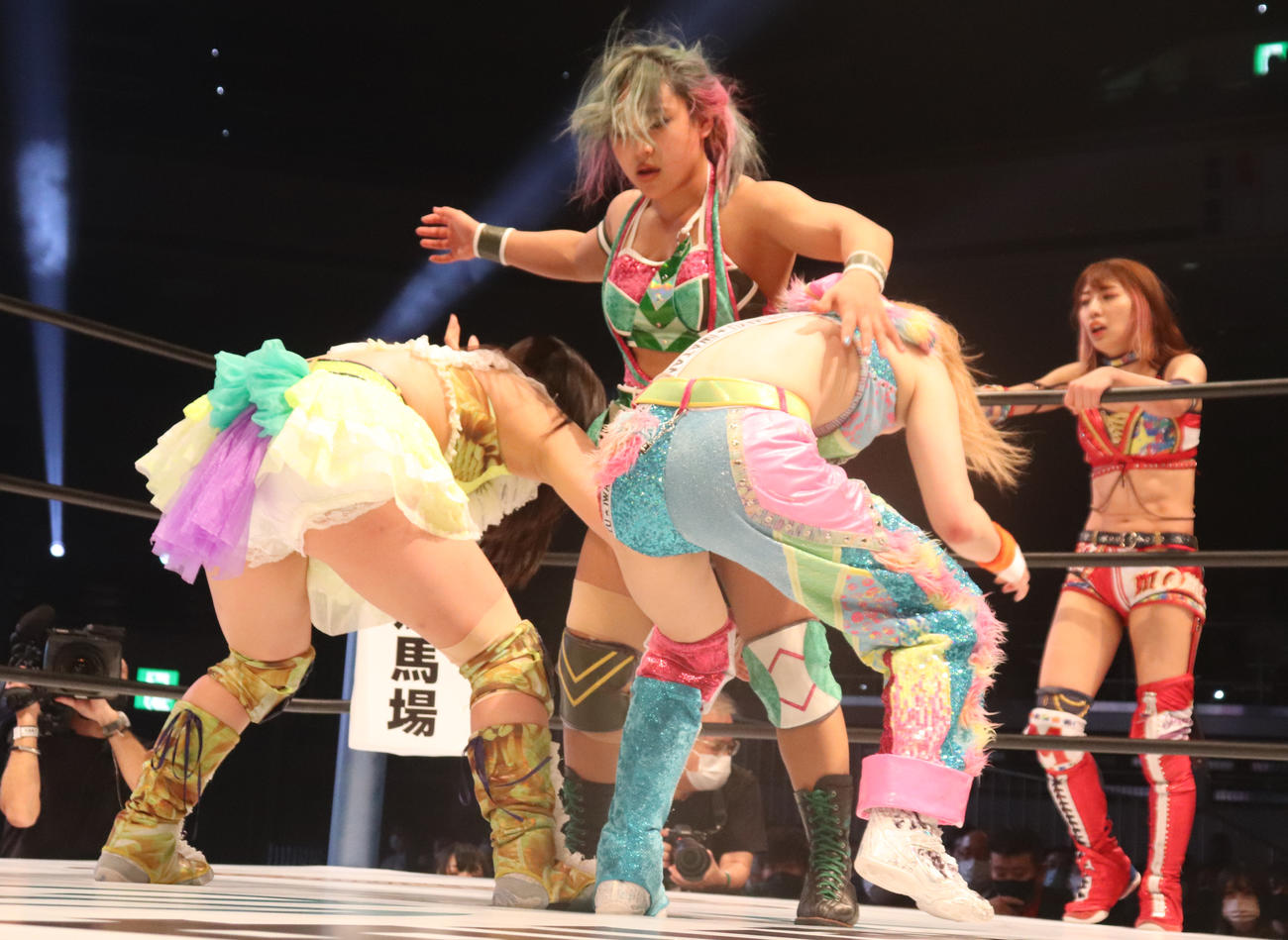 スターダム両国大会　飯田沙耶（中央左）を持ち上げる羽南（左）と岩谷麻優（中央右）。連係技を仕掛けようとする向後桃（右）（撮影・渋谷征平）