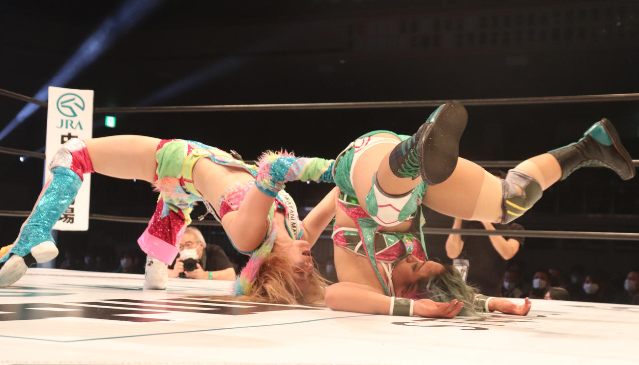 スターダム両国大会　飯田沙耶（右）から3カウントを奪った岩谷麻優（左）（撮影・渋谷征平）
