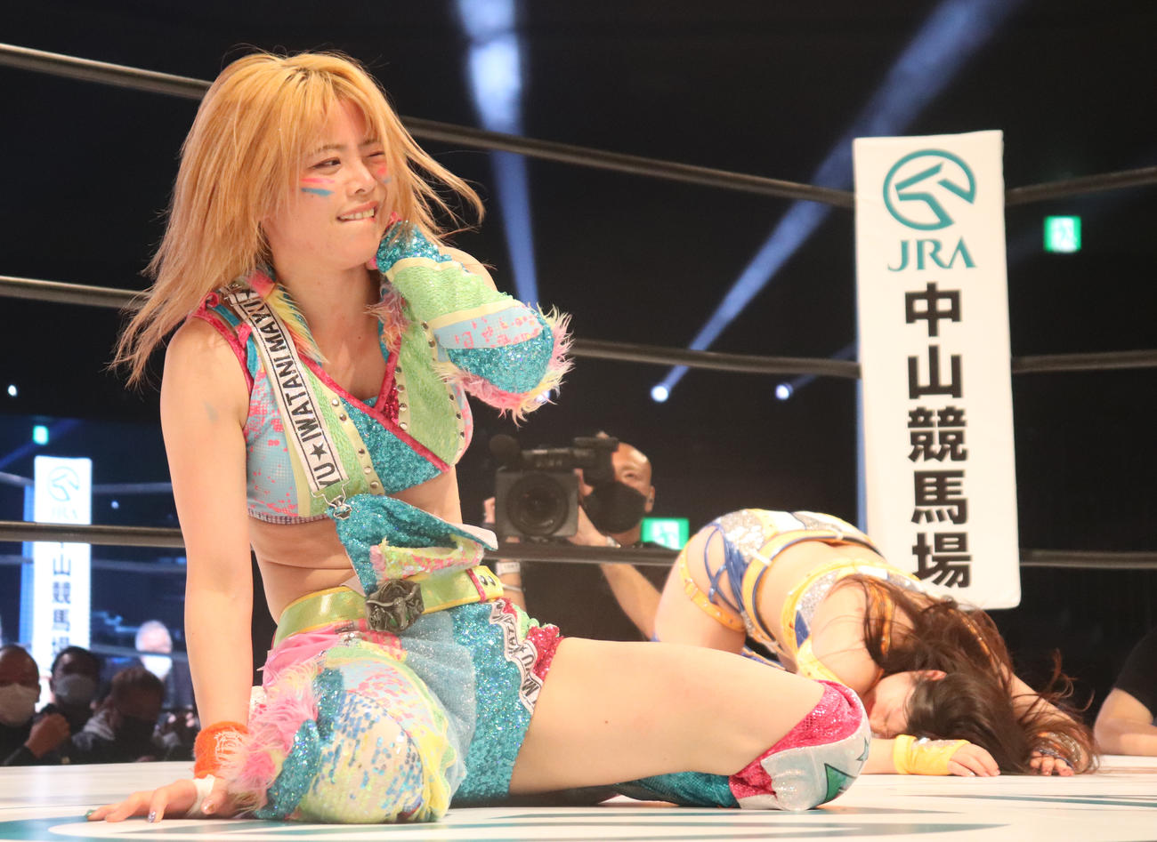 スターダム両国大会　3カウントを奪った岩谷麻優（左）（撮影・渋谷征平）