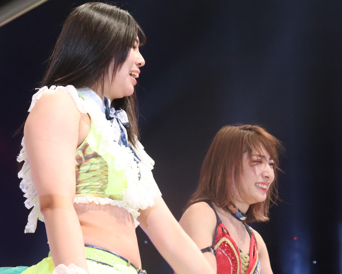 スターダム両国大会　勝ち名乗りを受け、羽南（左）と喜ぶ向後桃（右）（撮影・渋谷征平）