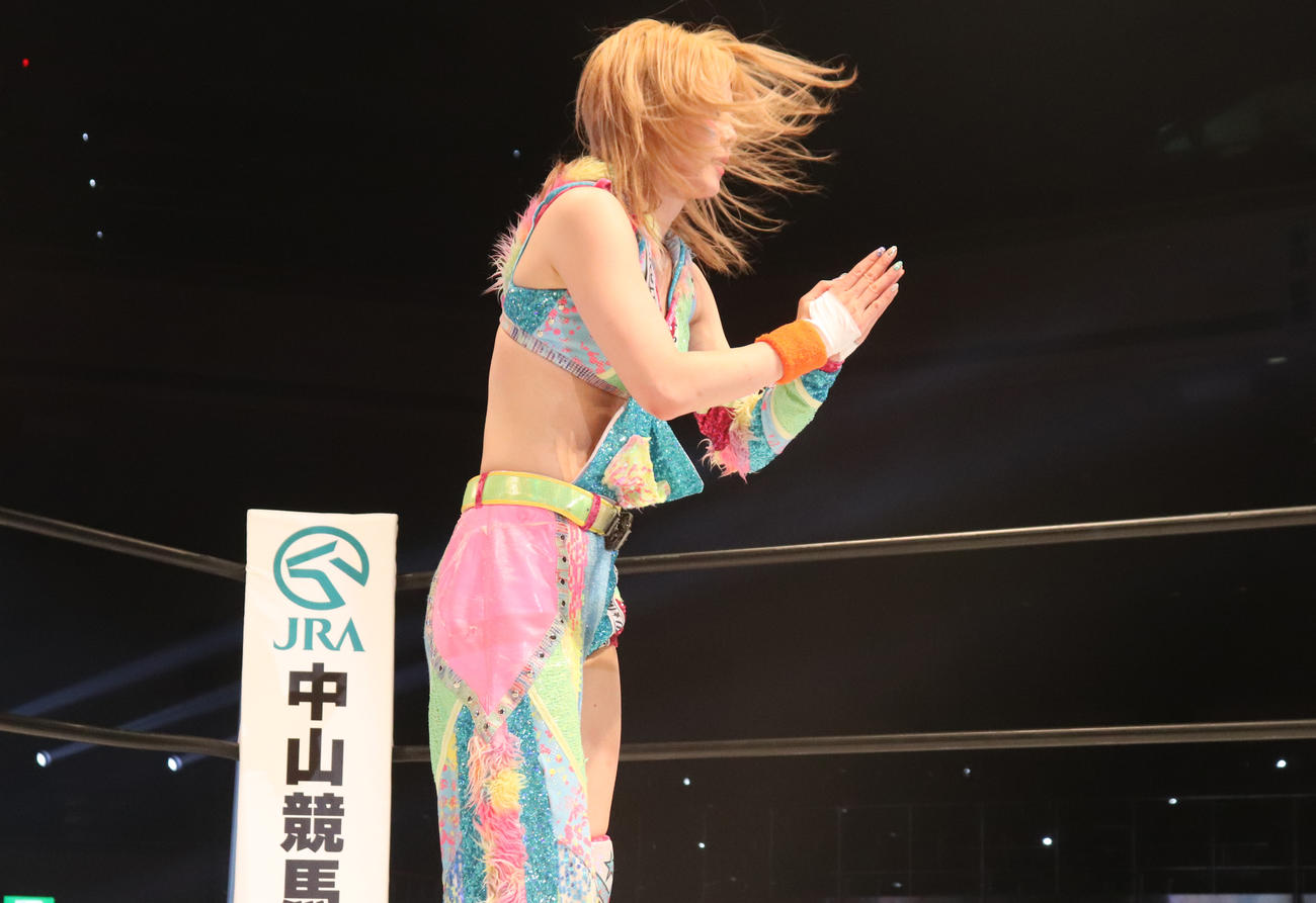スターダム両国大会　試合後、飯田沙耶らに手を合わせ謝る岩谷麻優（撮影・渋谷征平）
