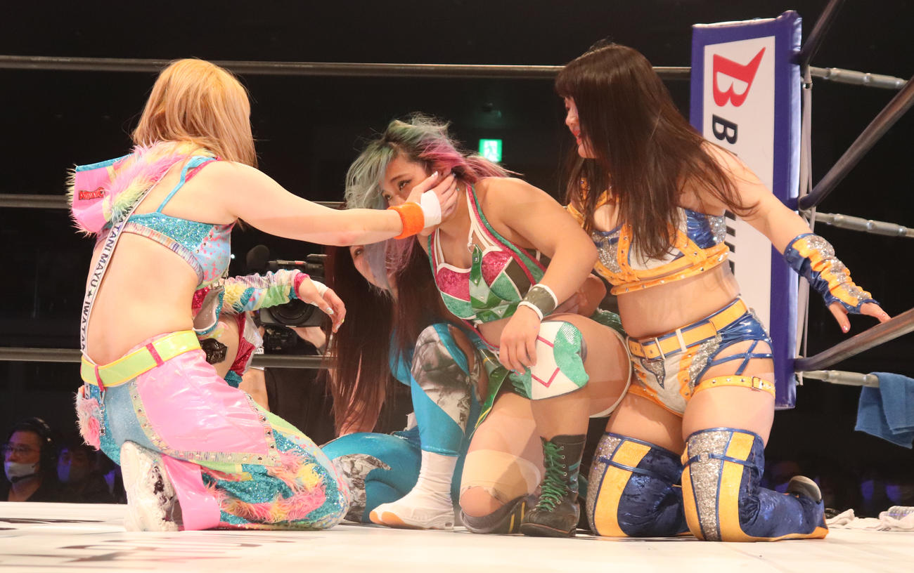 スターダム両国大会　試合後、飯田沙耶にそっと手を触れる岩谷麻優（撮影・渋谷征平）
