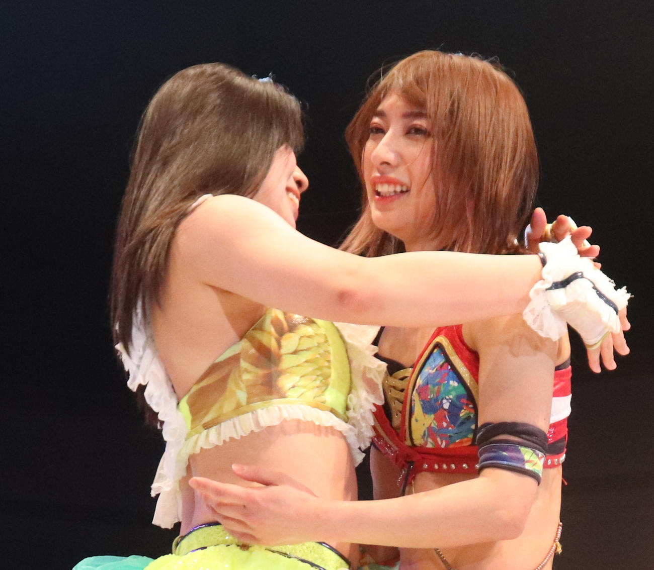 スターダム両国大会　試合後、羽南（右）と抱き合う向後桃（撮影・渋谷征平）