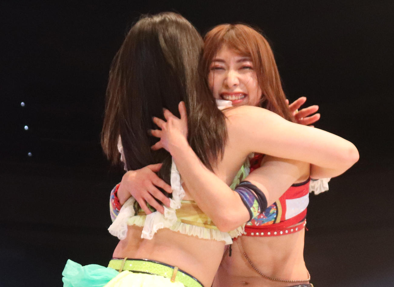 スターダム両国大会　勝利後、羽南（左）と抱き合う向後桃（撮影・渋谷征平）