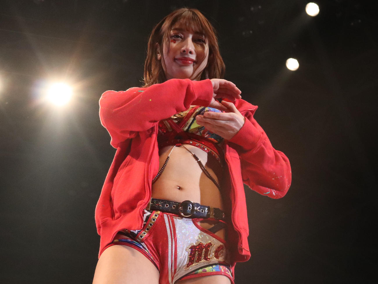 スターダム両国大会　入場時にSTARSのSのポーズをとる向後桃（撮影・松熊洋介）