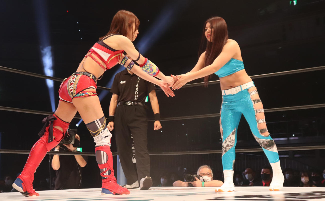 スターダム両国大会　葉月と握手する向後桃（撮影・渋谷征平）
