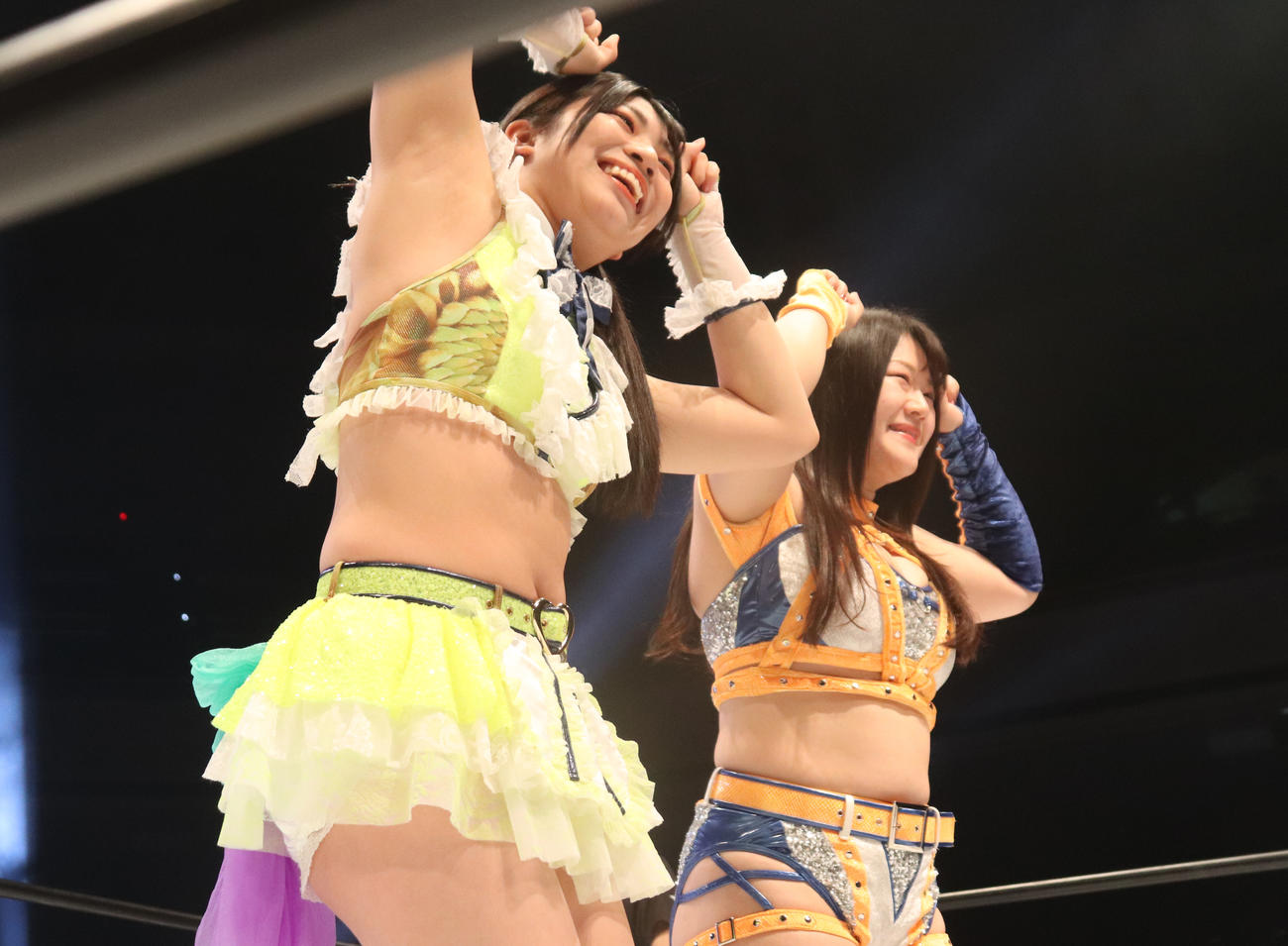 スターダム両国大会　ふたりでクマポーズの羽南（左）とコグマ（右）（撮影・渋谷征平）
