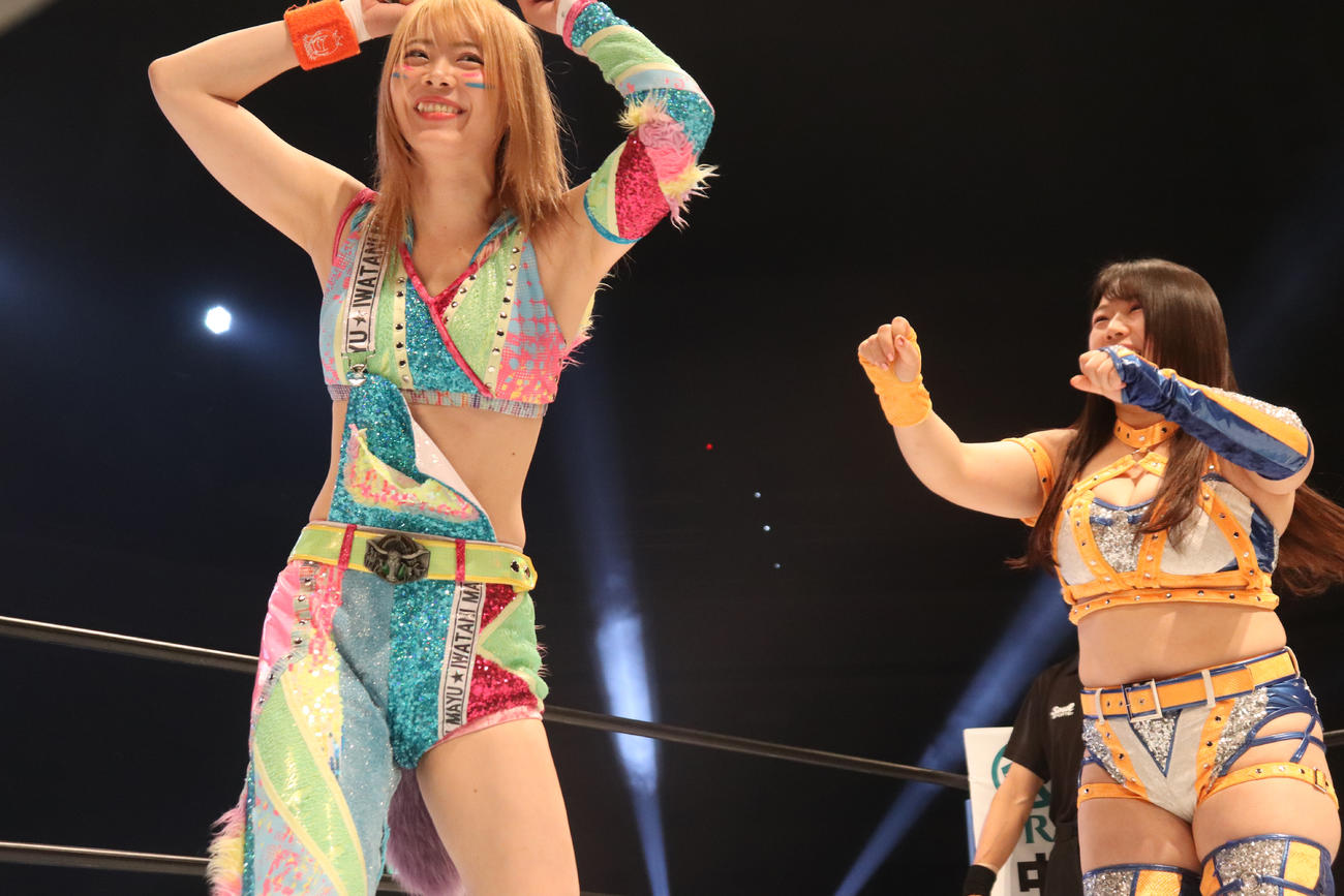 スターダム両国大会　クマポーズに応じた岩谷麻優（左）にハイタッチを求めるコグマ（右）（撮影・渋谷征平）