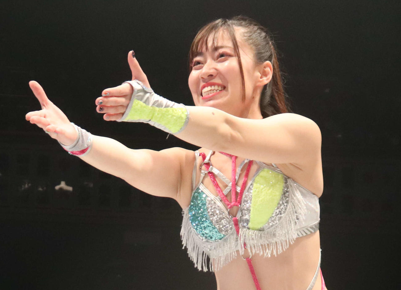 スターダム両国大会　試合前に握手を求める清水ひかり（撮影・渋谷征平）