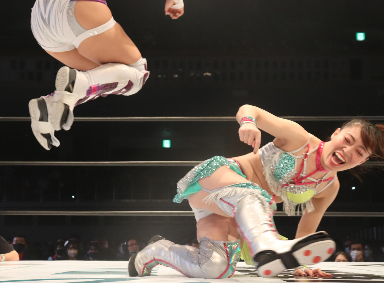 スターダム両国大会　奇襲を仕掛けた清水ひかり（撮影・渋谷征平）