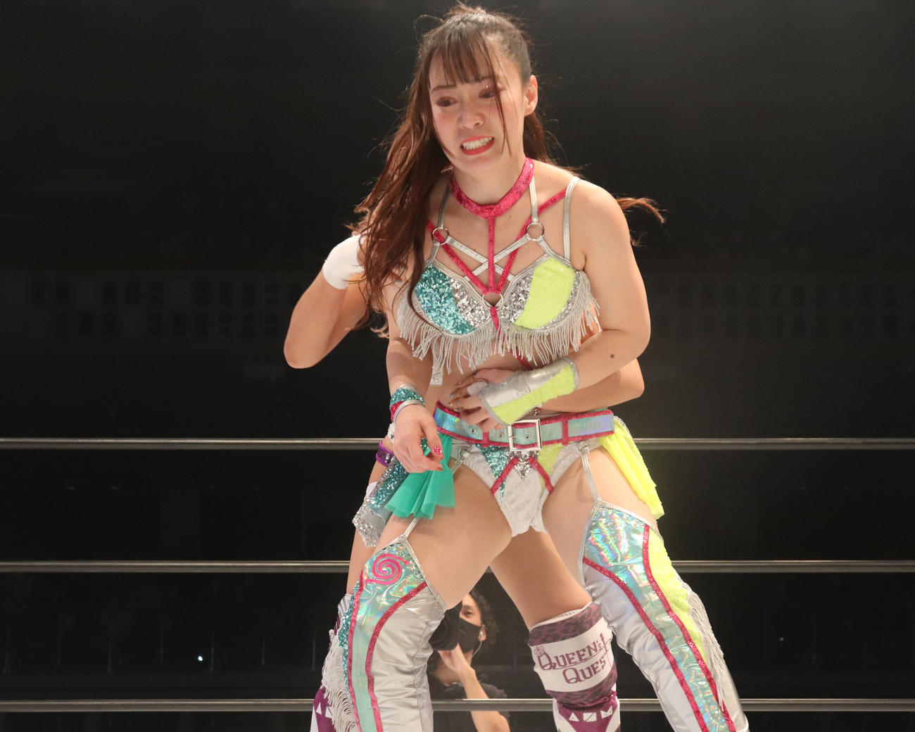 スターダム両国大会　AZMに背後をとられた清水ひかり（撮影・渋谷征平）