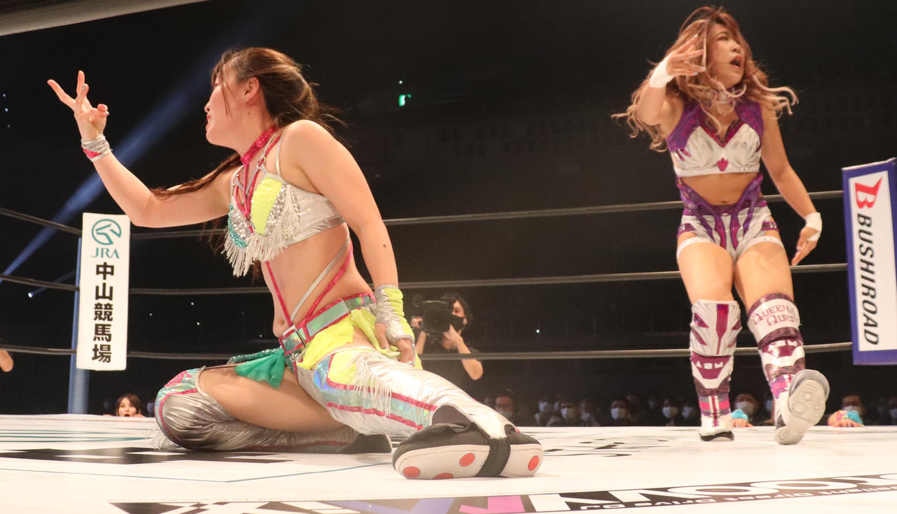 スターダム両国大会　際どいタイミングの判定に、カウント3をアピールする清水ひかり（左）（撮影・松熊洋介）
