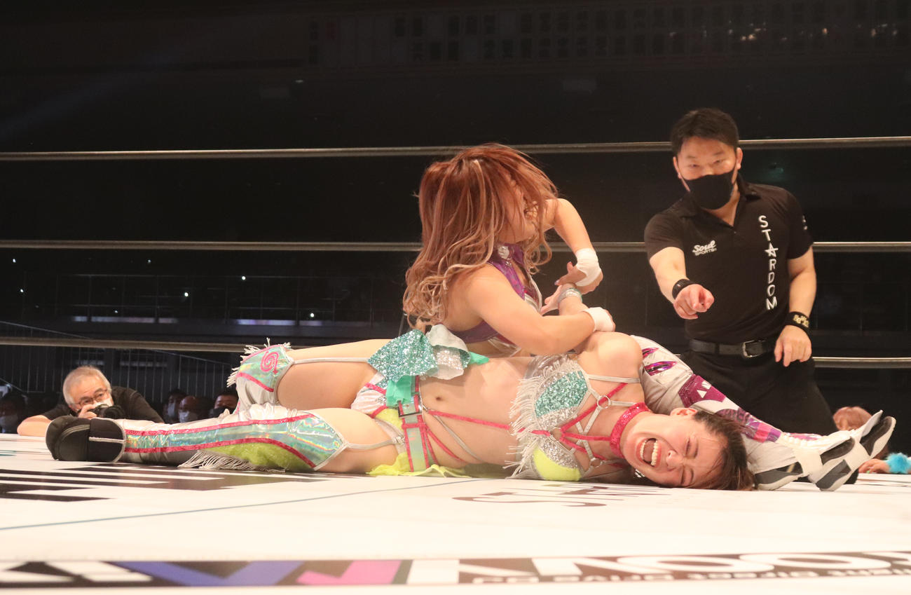 スターダム両国大会　清水ひかりの腕をとるAZM（上）（撮影・松熊洋介）