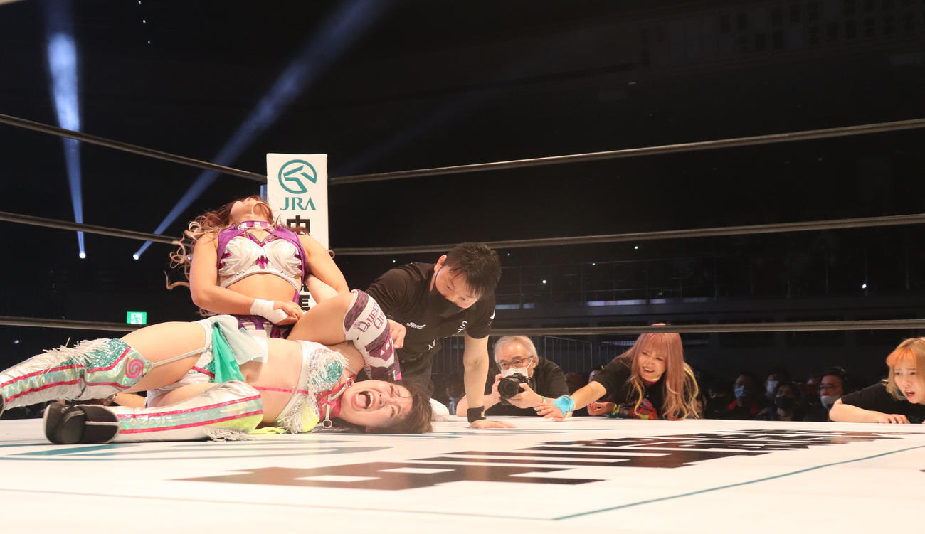 スターダム両国大会　清水ひかりの腕をとり、ヌメ・ロウノをきめにいくAZM（撮影・松熊洋介）