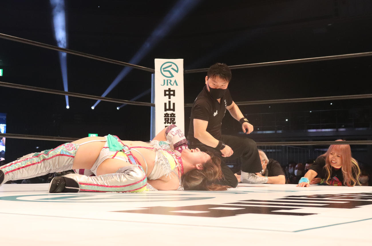 スターダム両国大会　無念のギブアップ負けとなった清水ひかり（撮影・松熊洋介）