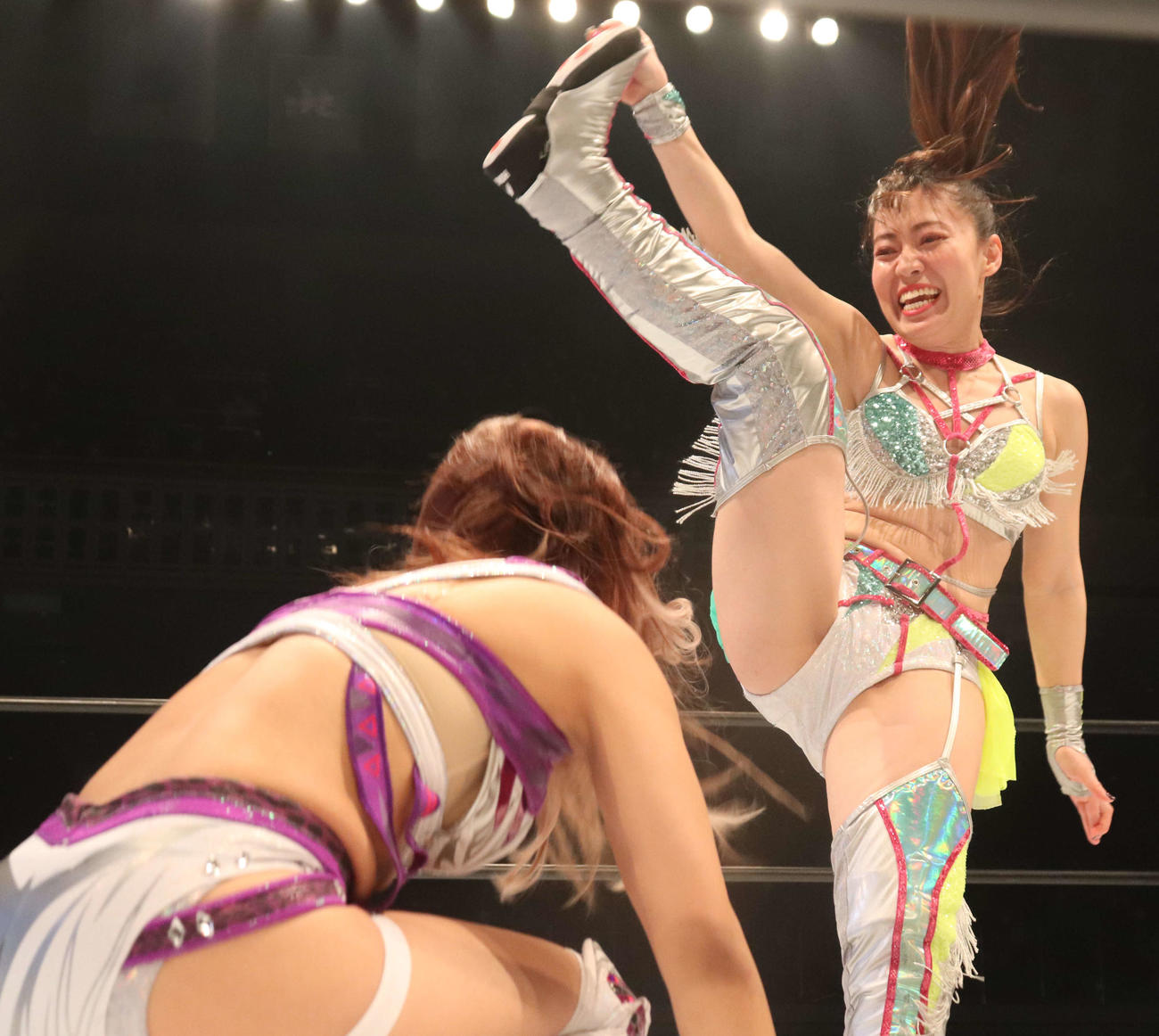 スターダム両国大会　奇襲を仕掛け、AZMにハイキックを決める清水ひかり（撮影・渋谷征平）