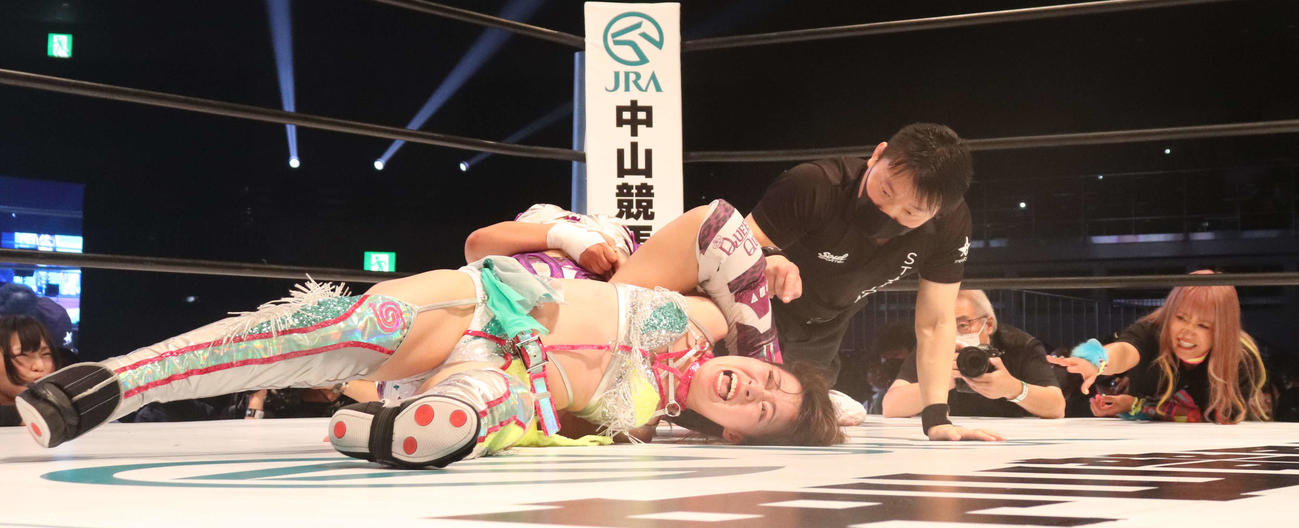 スターダム両国大会　AZMの絞め技に苦しむ清水ひかり（撮影・松熊洋介）