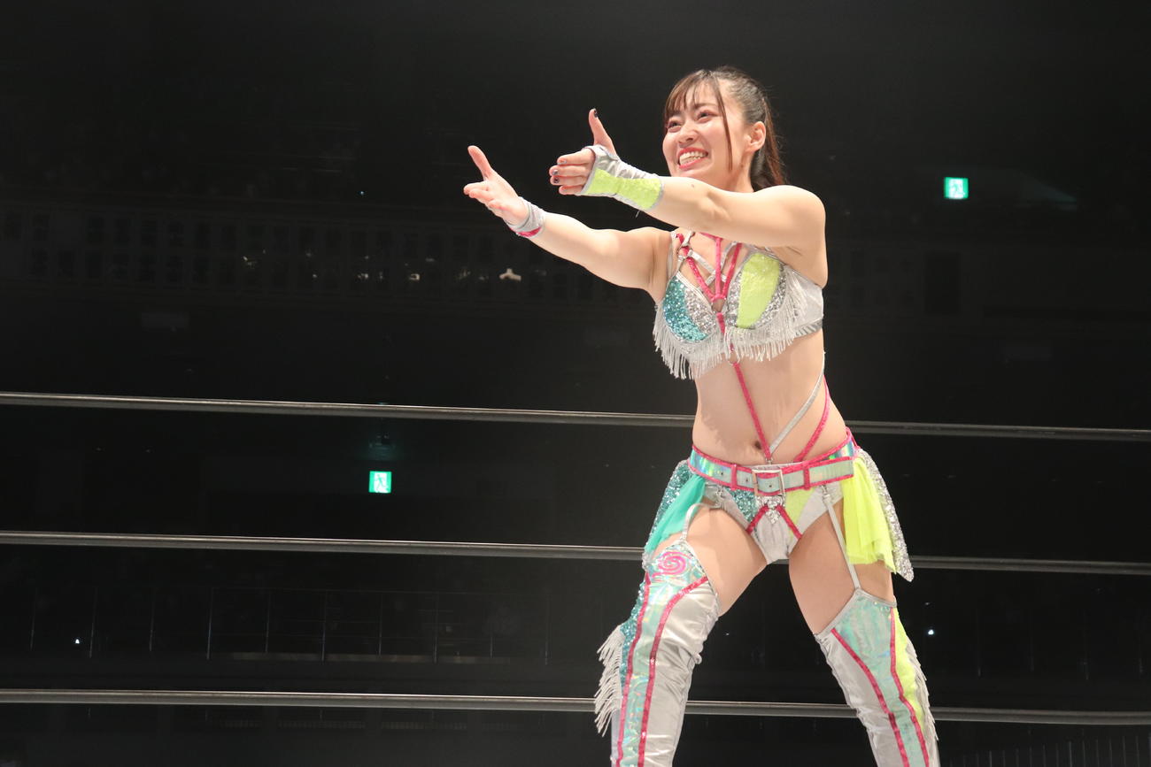 スターダム両国大会　試合前に握手を求める清水ひかり（撮影・渋谷征平）