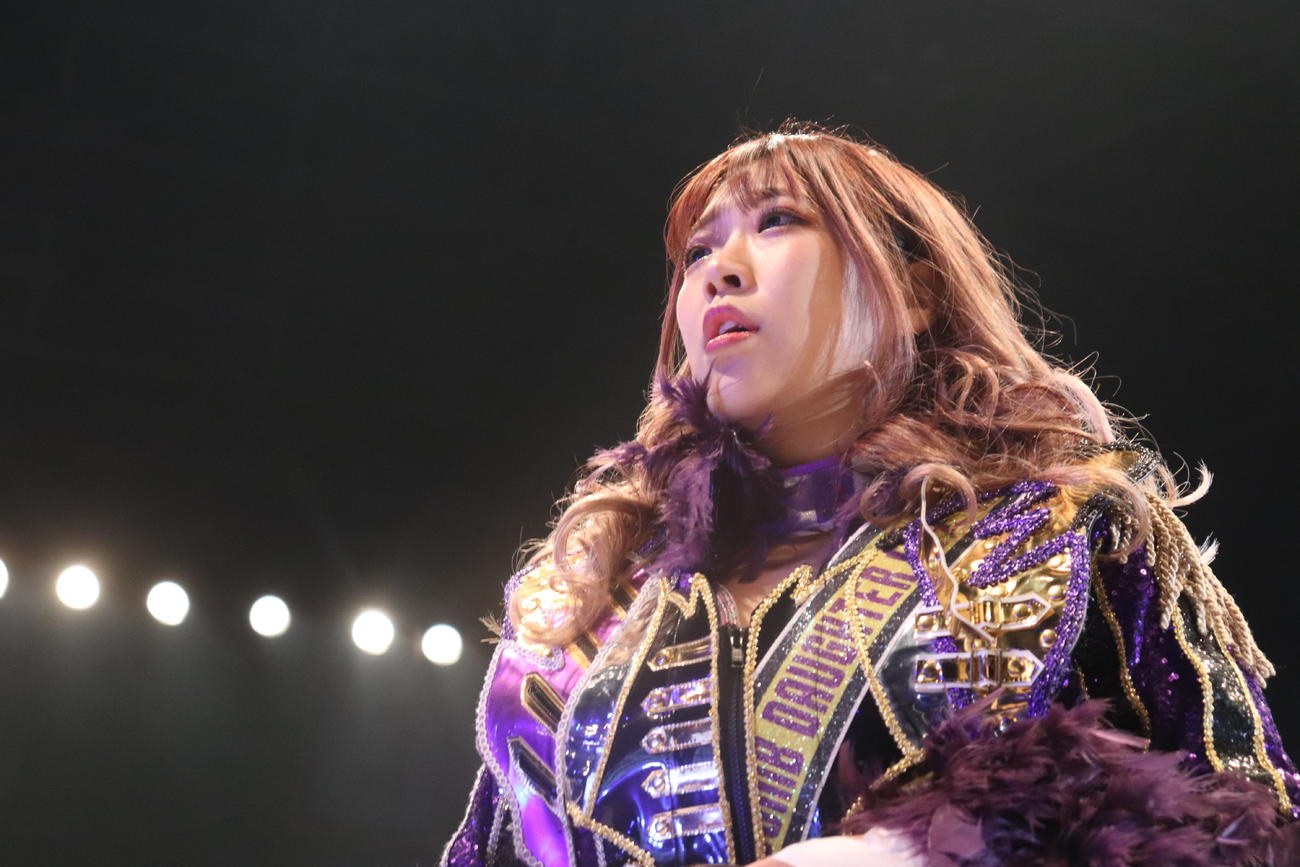 スターダム両国大会　入場するAZM（撮影・渋谷征平）
