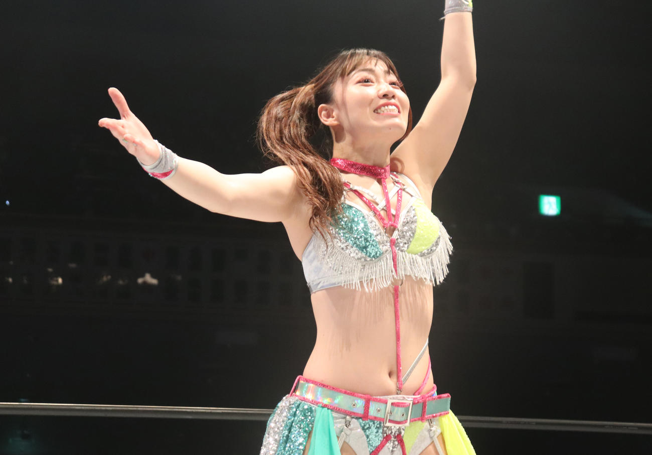 スターダム両国大会　観客をあおる清水ひかり（撮影・渋谷征平）