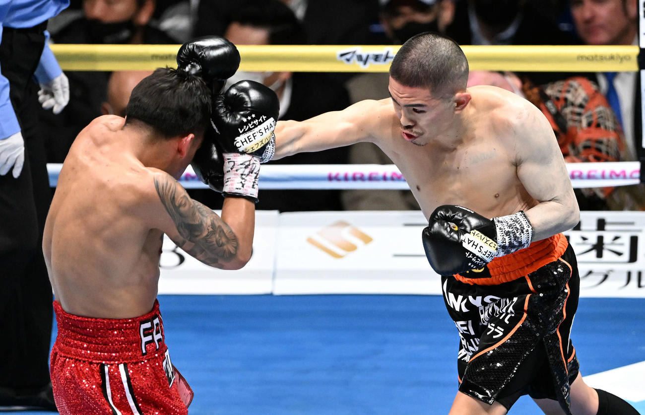 1回、井岡（右）はフランコにパンチを打ち込む（撮影・滝沢徹郎）