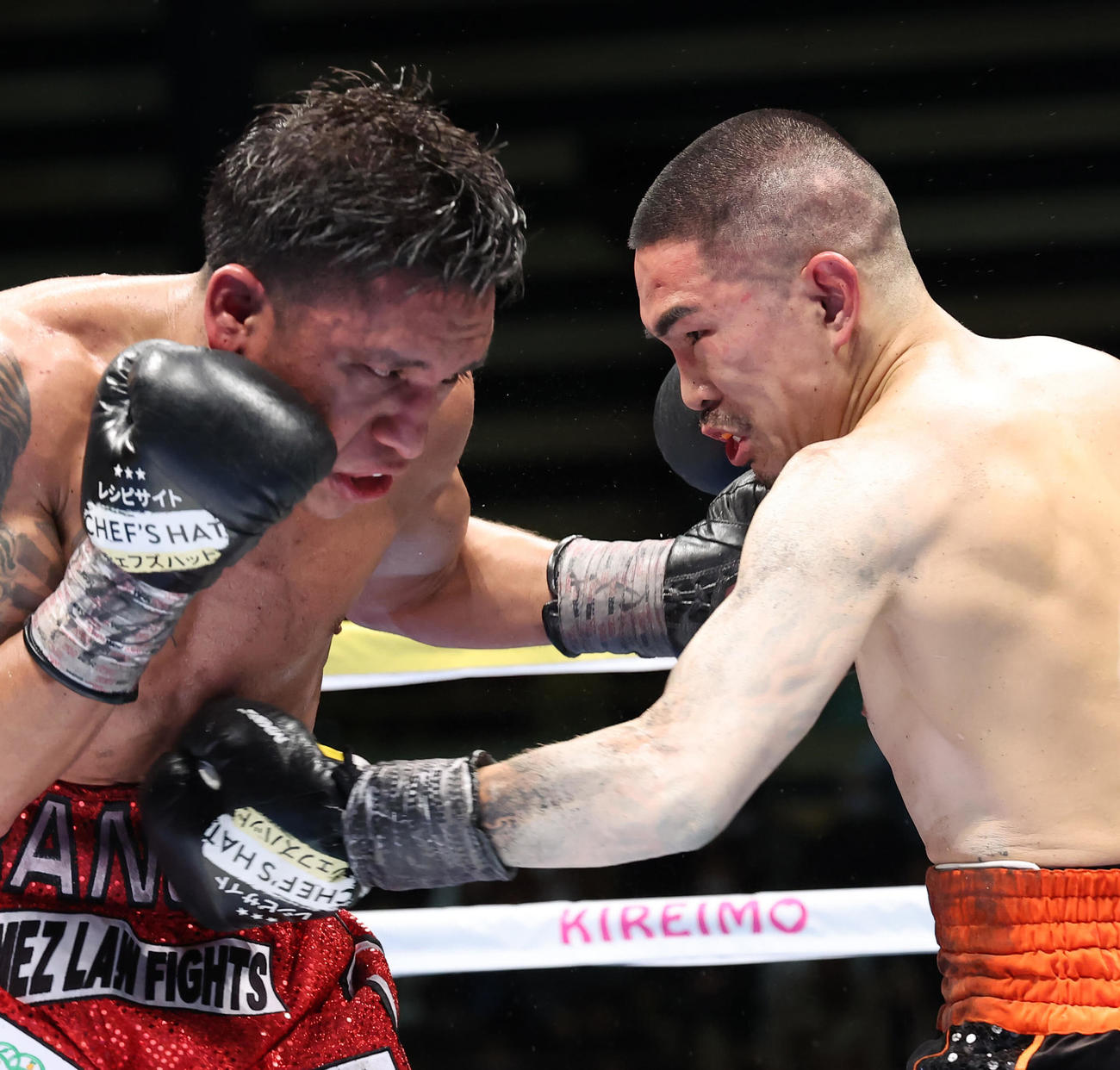 9回、フランコ（左）にパンチを放つ井岡（代表撮影）