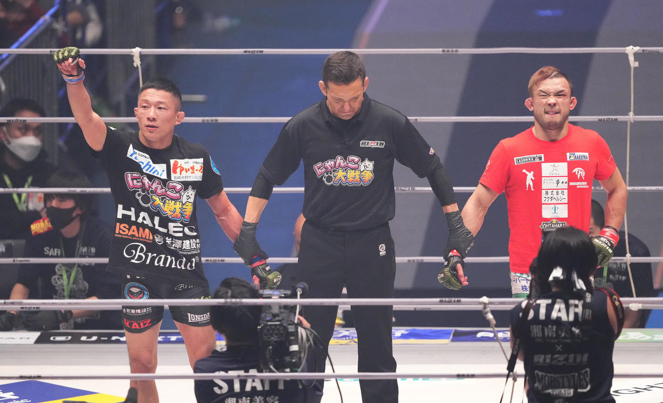 判定で扇久保（右）を破り、勝ち名乗りを受ける堀口（撮影・菅敏）