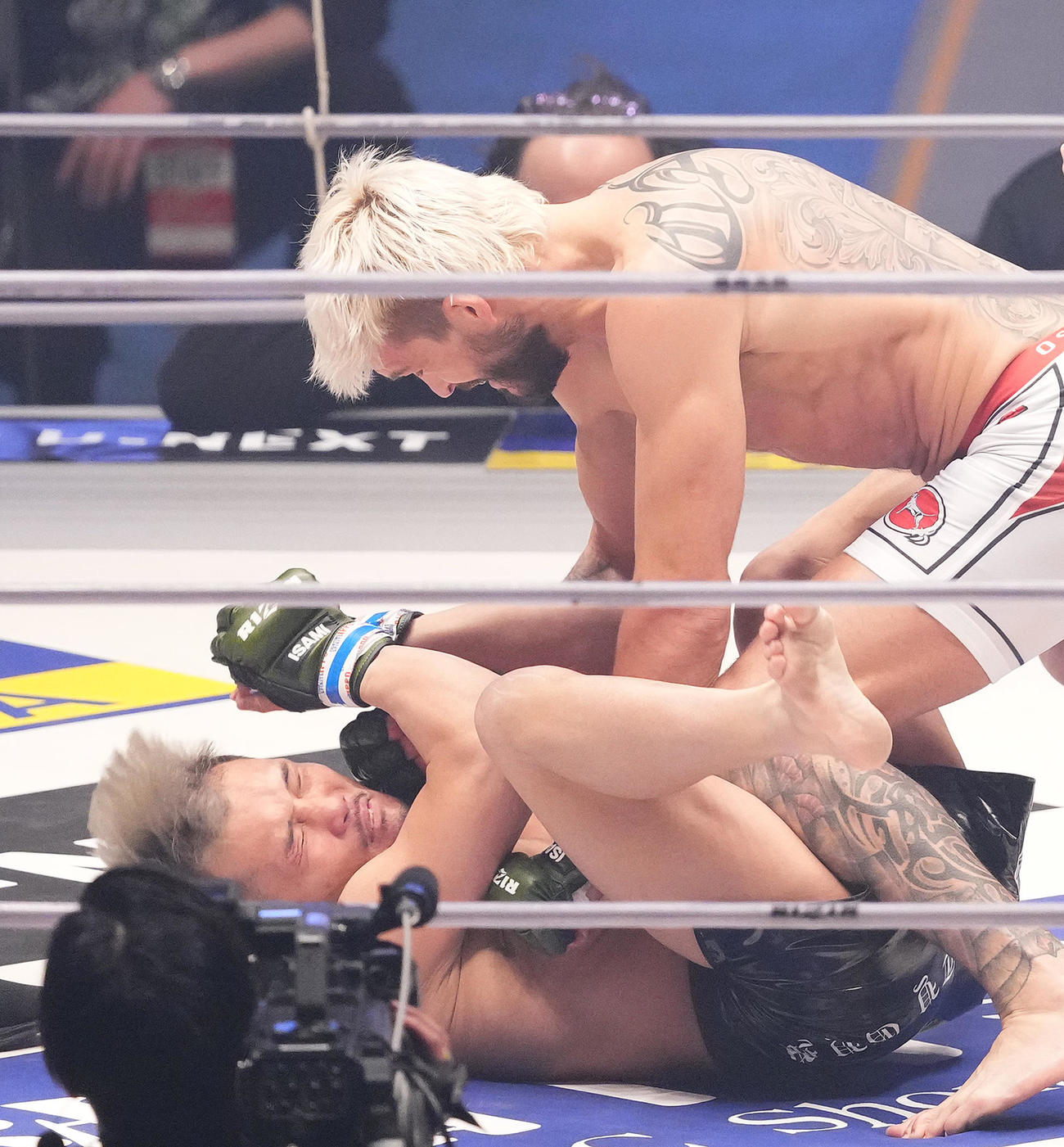 1回、倒れ込んだ大尊（下）にパンチの連打を浴びせるケース（撮影・菅敏）