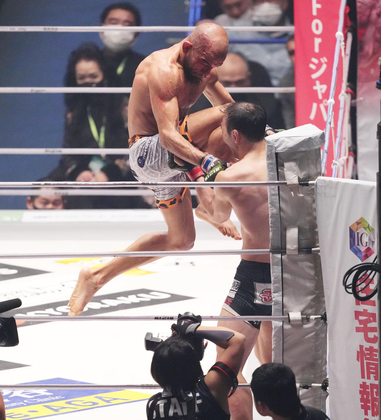 3回、キム（右にひざ蹴りを入れるアーチュレッタ（撮影・菅敏）