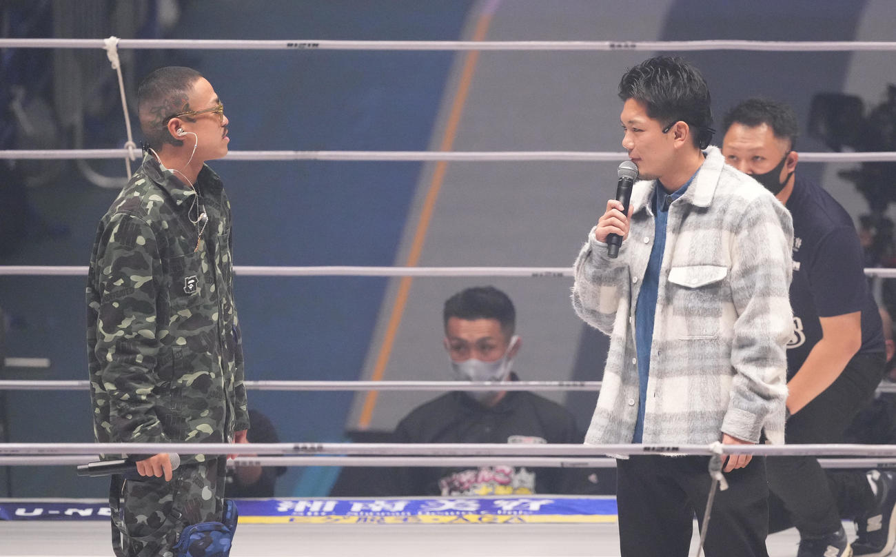 リングで乱闘寸前の芦沢（左）と皇治（撮影・菅敏）