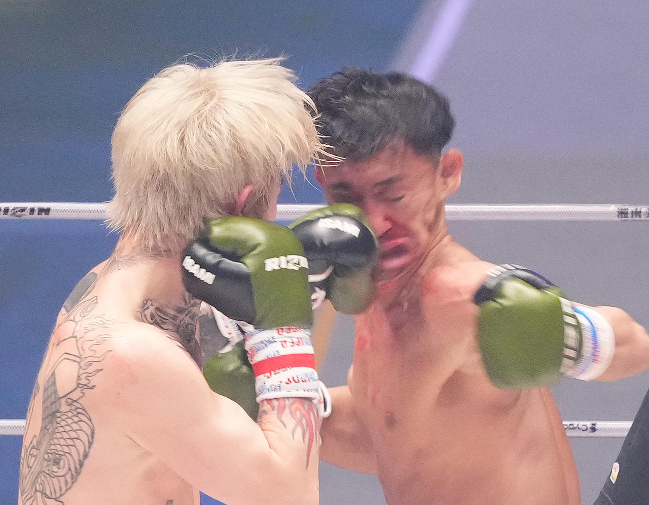 2回、平本は、梅野（右）の顔面にパンチを決めるも時間切れで無効となる（撮影・菅敏）