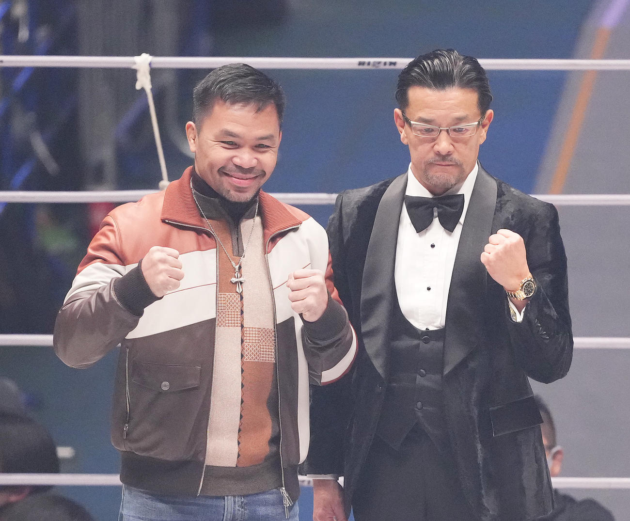 RIZINと契約し、榊原CEO（右）とポーズをとるパッキャオ（撮影・菅敏）