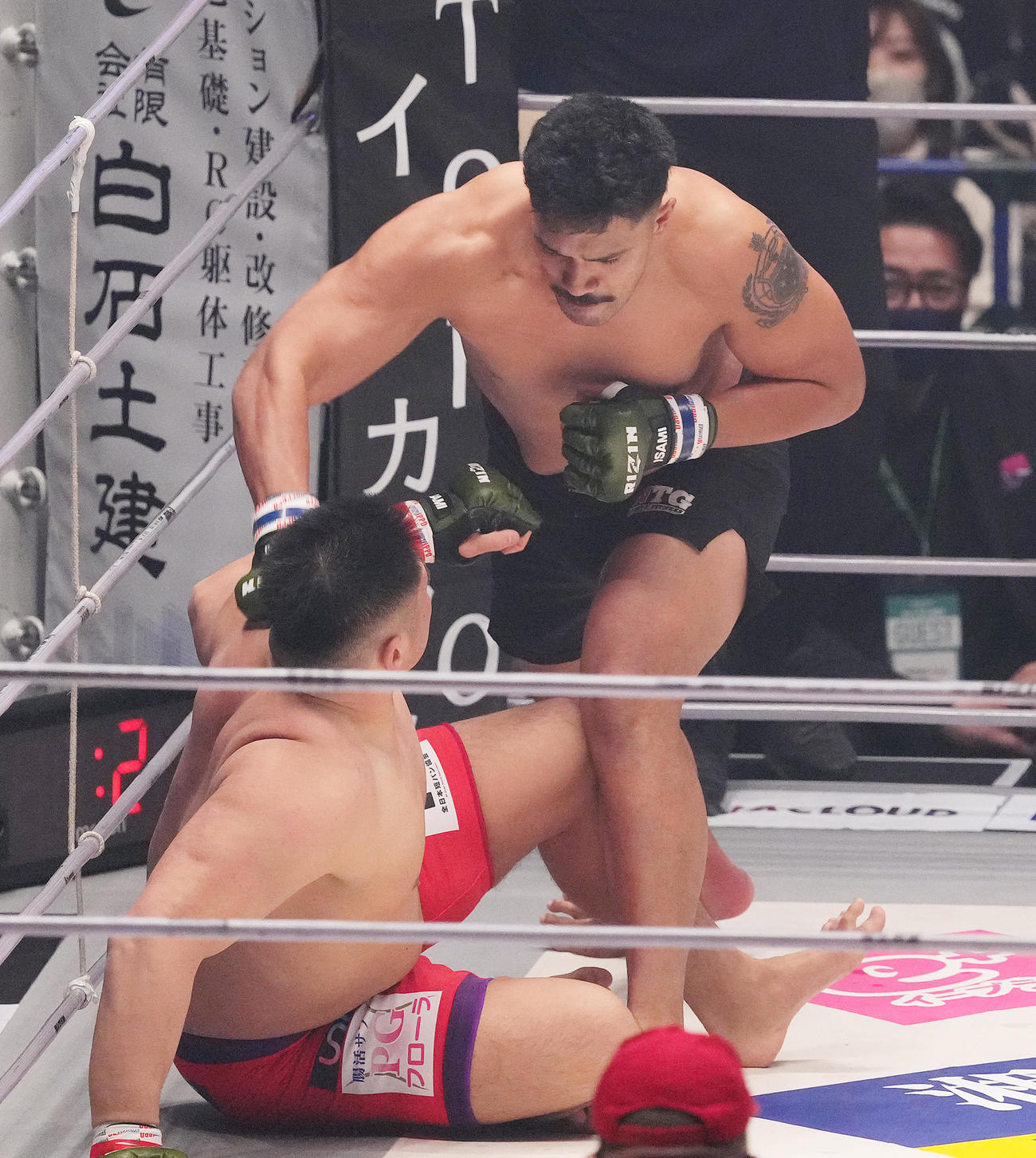 1回、タファ（上）のパンチを受けるスダリオ（撮影・菅敏）