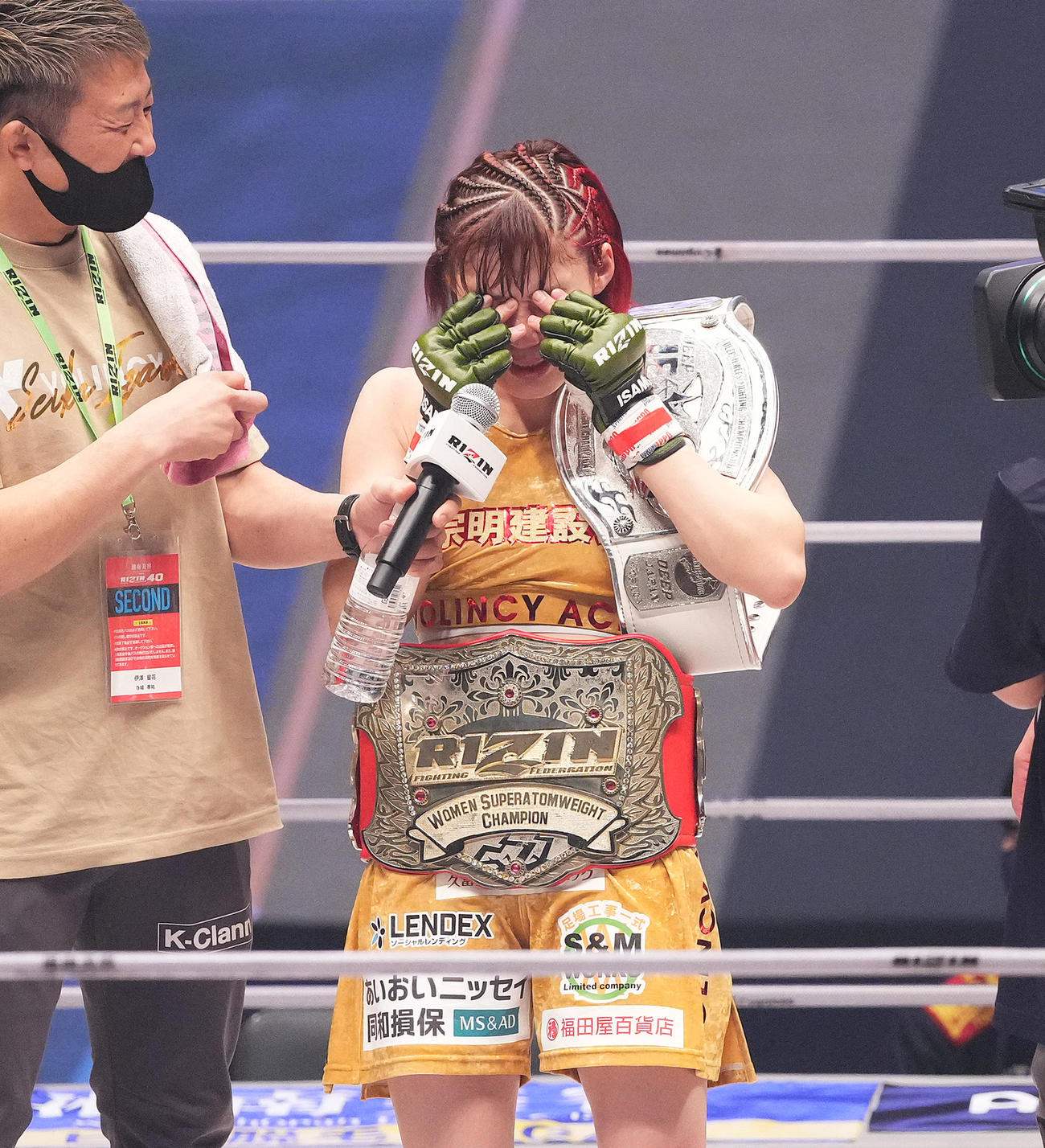 判定でパク・シウを破り、感極まる伊沢（撮影・菅敏）