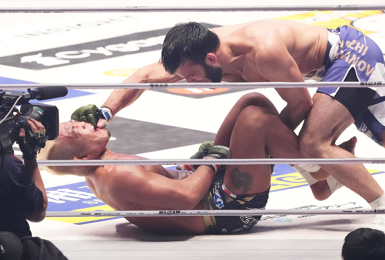 4回、ラバダノフ（右）のパンチを受ける武田（撮影・菅敏）