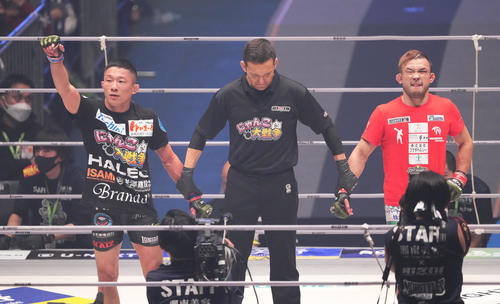 判定で扇久保（右）を破り、勝ち名乗りを受ける堀口（撮影・菅敏）