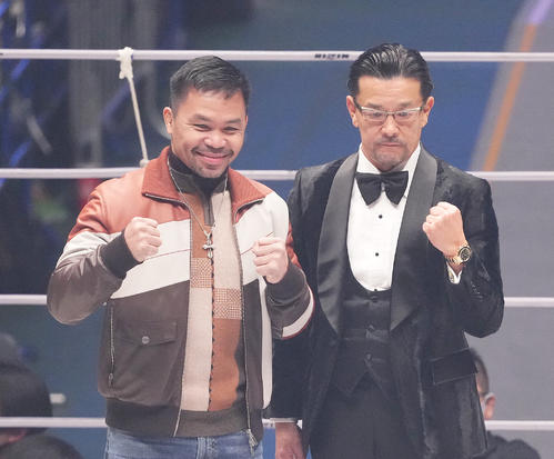 RIZINと契約し、榊原CEO（右）とポーズをとるパッキャオ（撮影・菅敏）